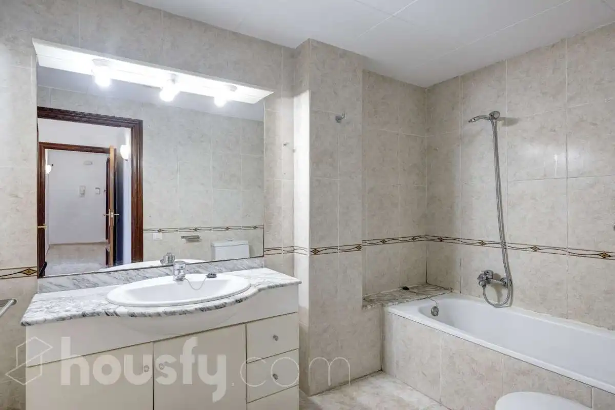 Baño de Piso en venta en Pineda de Mar con Aire acondicionado, Terraza y Balcón