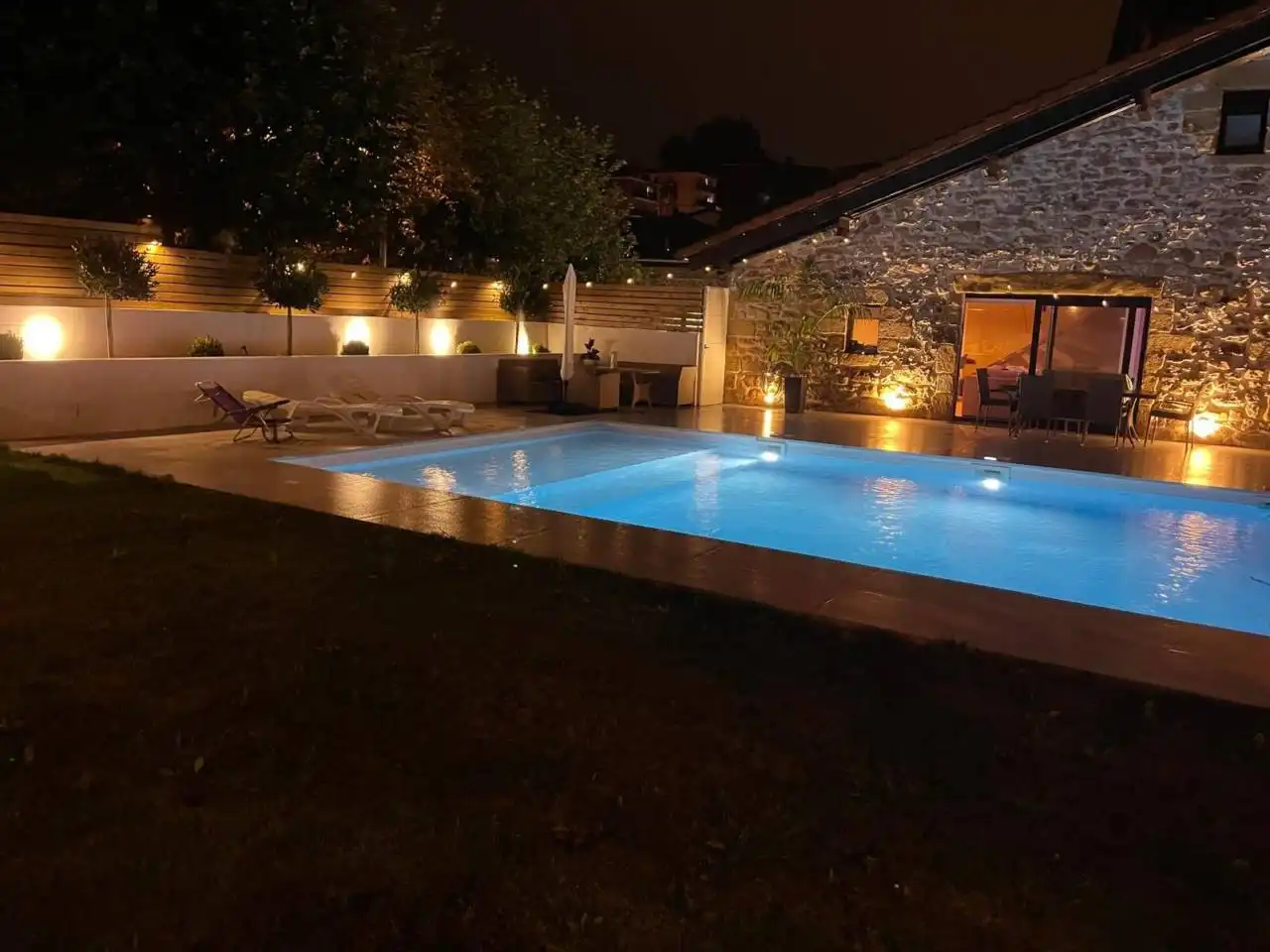 Piscina de Casa o xalet en venda en Donostia - San Sebastián  amb Aire condicionat, Calefacció i Jardí privat