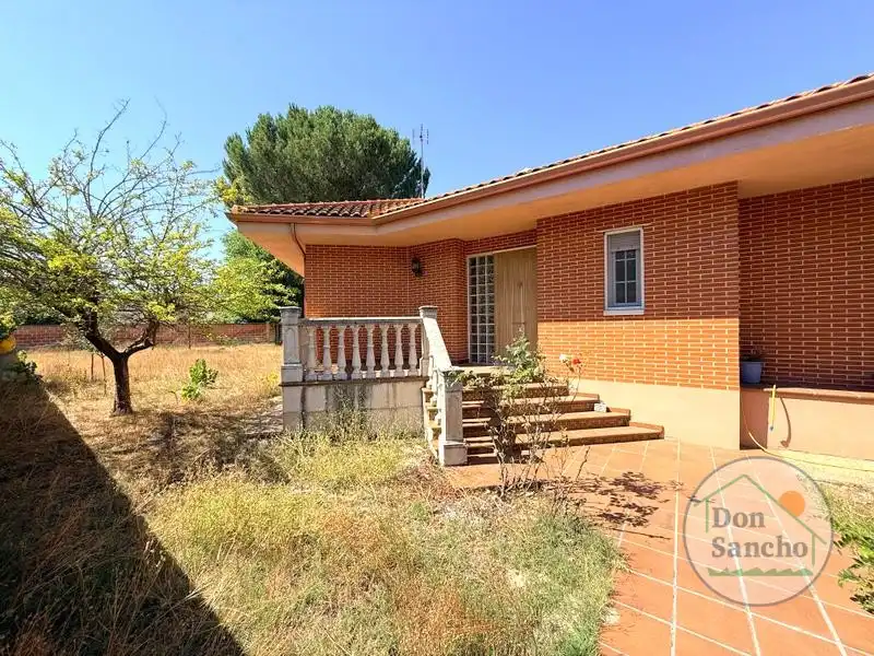 Vista exterior de Casa o xalet en venda en Viana de Cega amb Calefacció, Terrassa i Traster