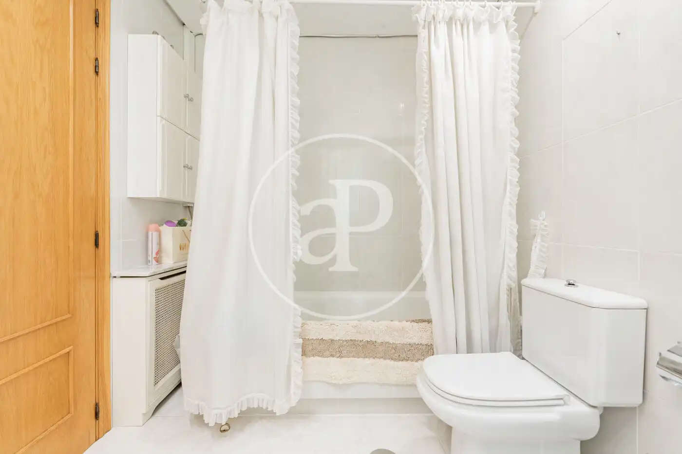 Bathroom of Flat for sale in Madrid  with Air Conditioner and Heating