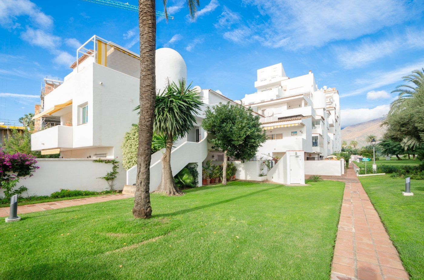 Vista exterior de Àtic en venda en Estepona amb Aire condicionat, Jardí privat i Terrassa