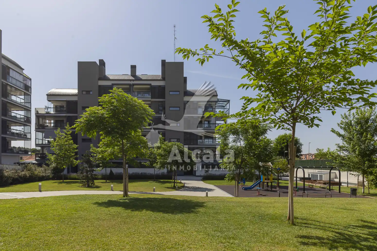 Vista exterior de Àtic en venda en Rivas-Vaciamadrid amb Aire condicionat, Calefacció i Jardí privat