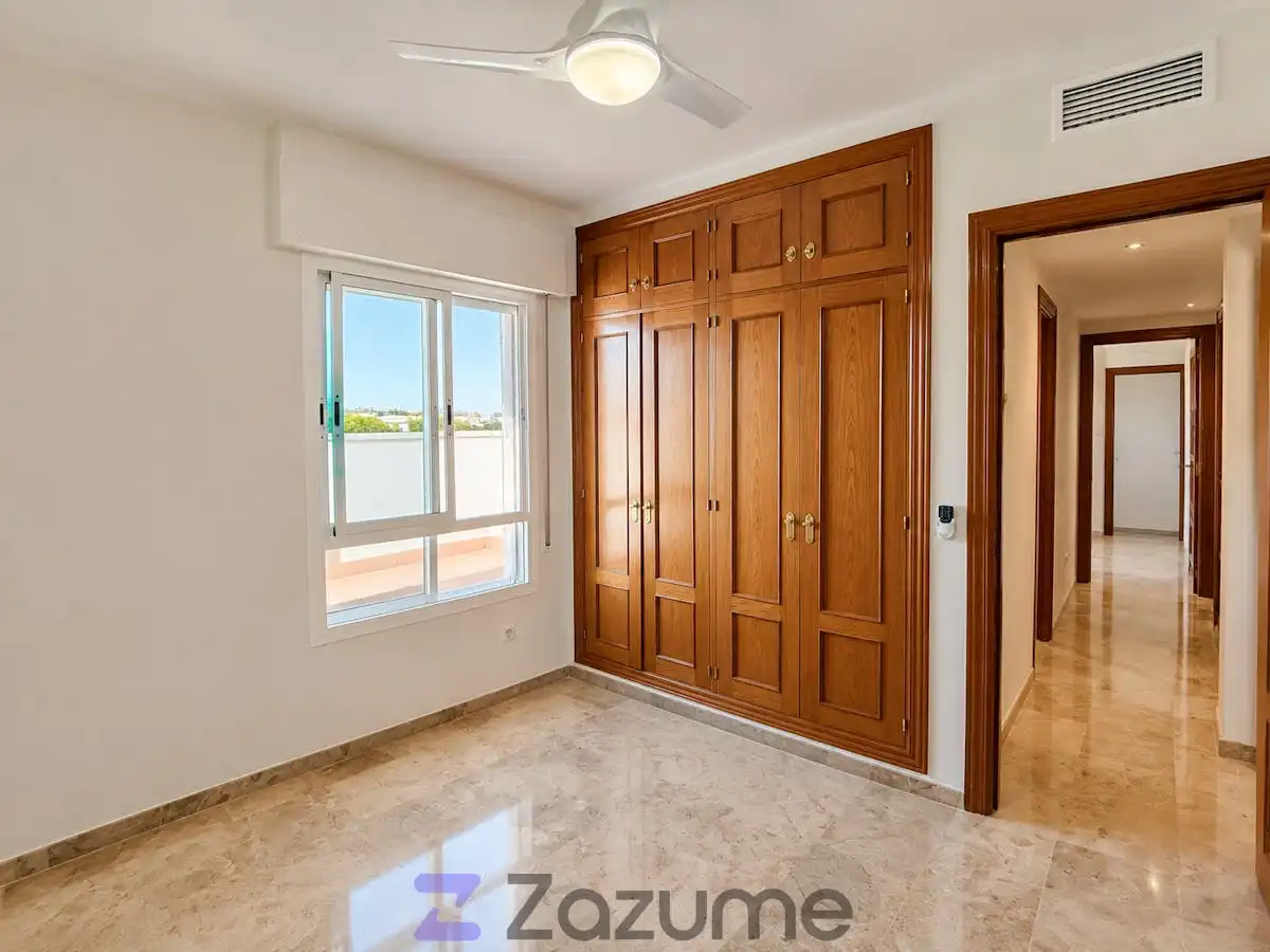 Schlafzimmer von Dachboden zur Miete in Málaga mit Klimaanlage, Heizung und Privatgarten
