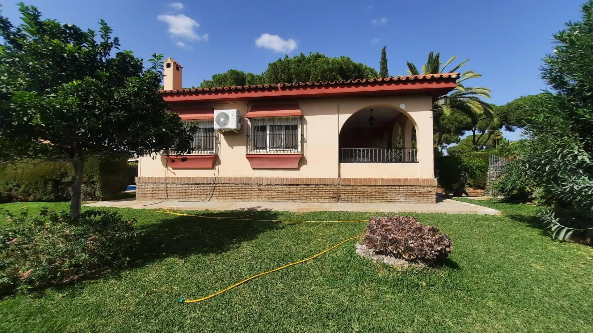Chalet con piscina en venta en Carmona, imagen 2