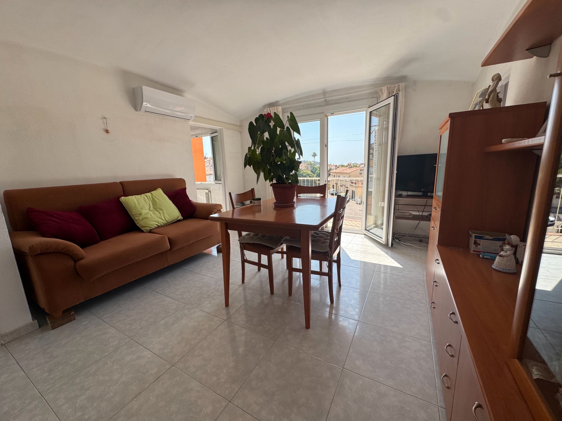 Living room of Flat for sale in Sant Feliu de Guíxols  with Air Conditioner, Furnished and Oven