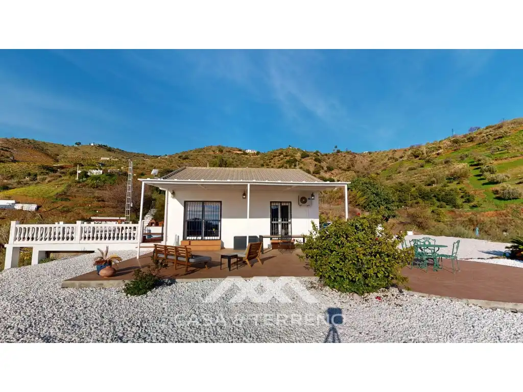 Vista exterior de Casa o xalet en venda en Rincón de la Victoria amb Aire condicionat, Terrassa i Piscina