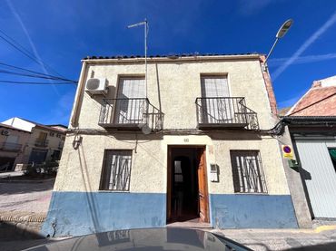 Casa con balcón en venta en C. Pedro Martínez Montávez