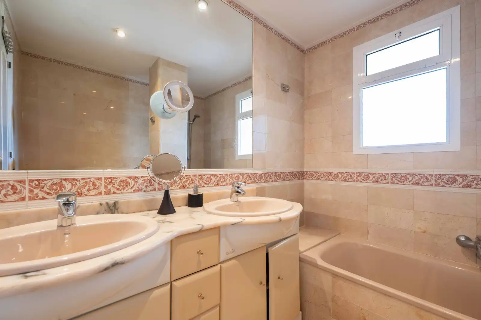 Bany de Apartament en venda en Marbella amb Aire condicionat, Terrassa i Moblat