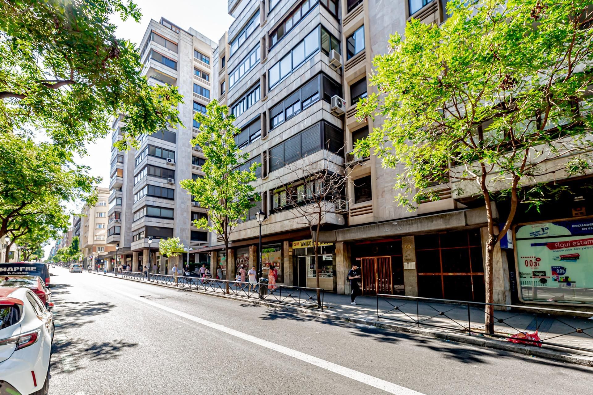 Exterior view of Premises for sale in  Madrid Capital