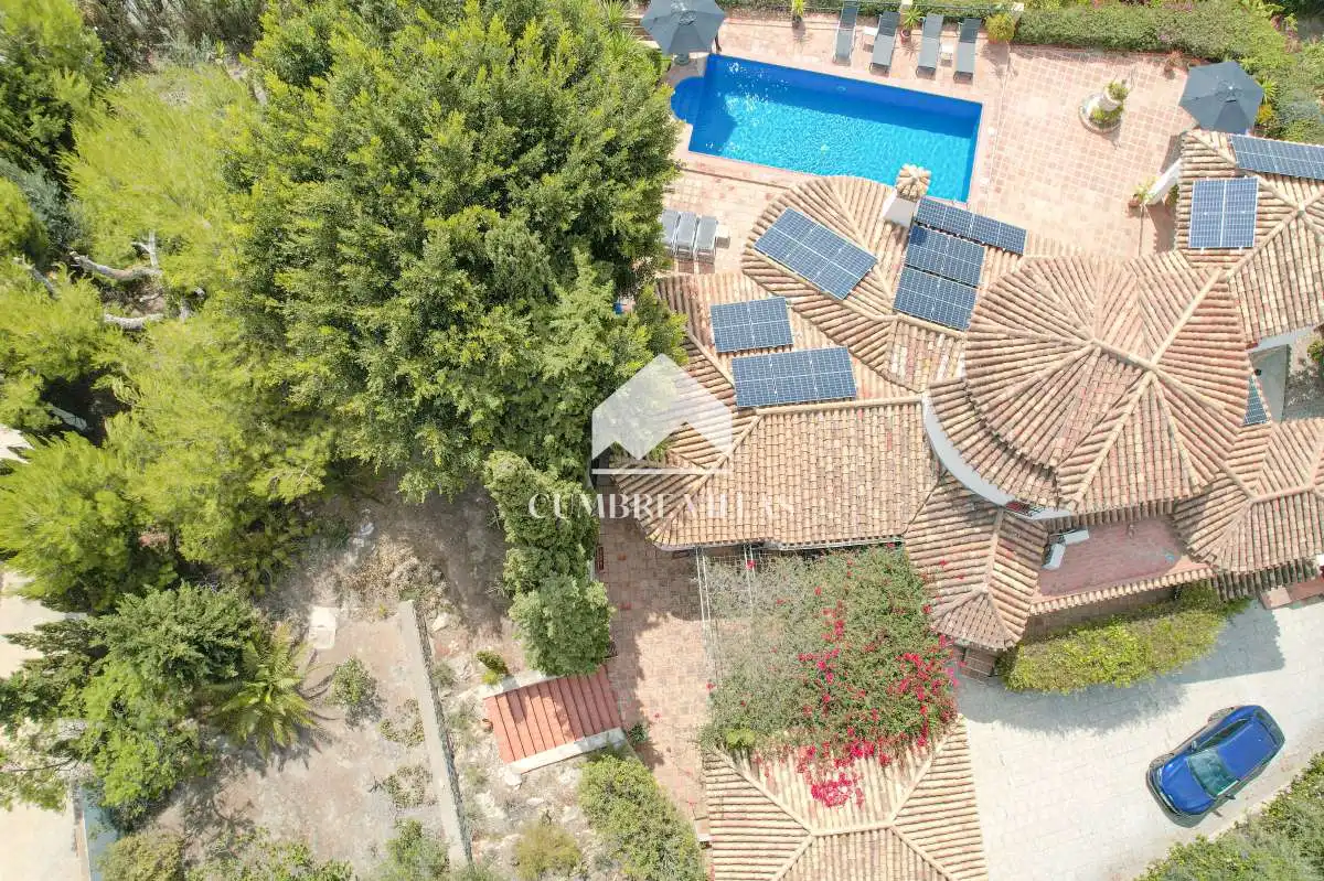Vista exterior de Casa o xalet en venda en Salobreña amb Jardí privat, Terrassa i Piscina comunitària