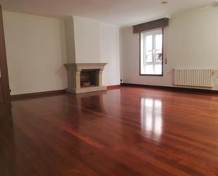 Living room of Flat to rent in Pontevedra Capital   with Heating, Parquet flooring and Oven