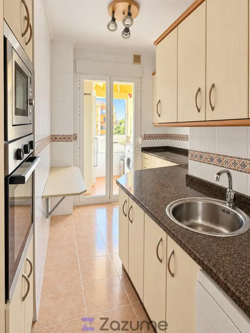 Küche von Wohnung zur Miete in Rincón de la Victoria mit Ofen, Waschmaschine und Mikrowelle