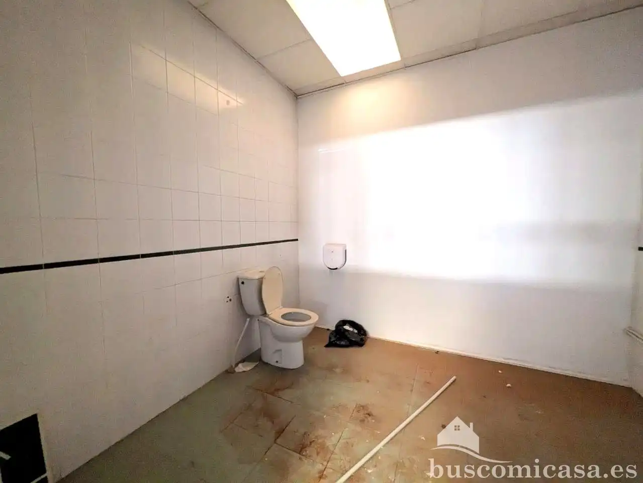Badezimmer von Fabrikhallen zum Verkauf in Guarromán