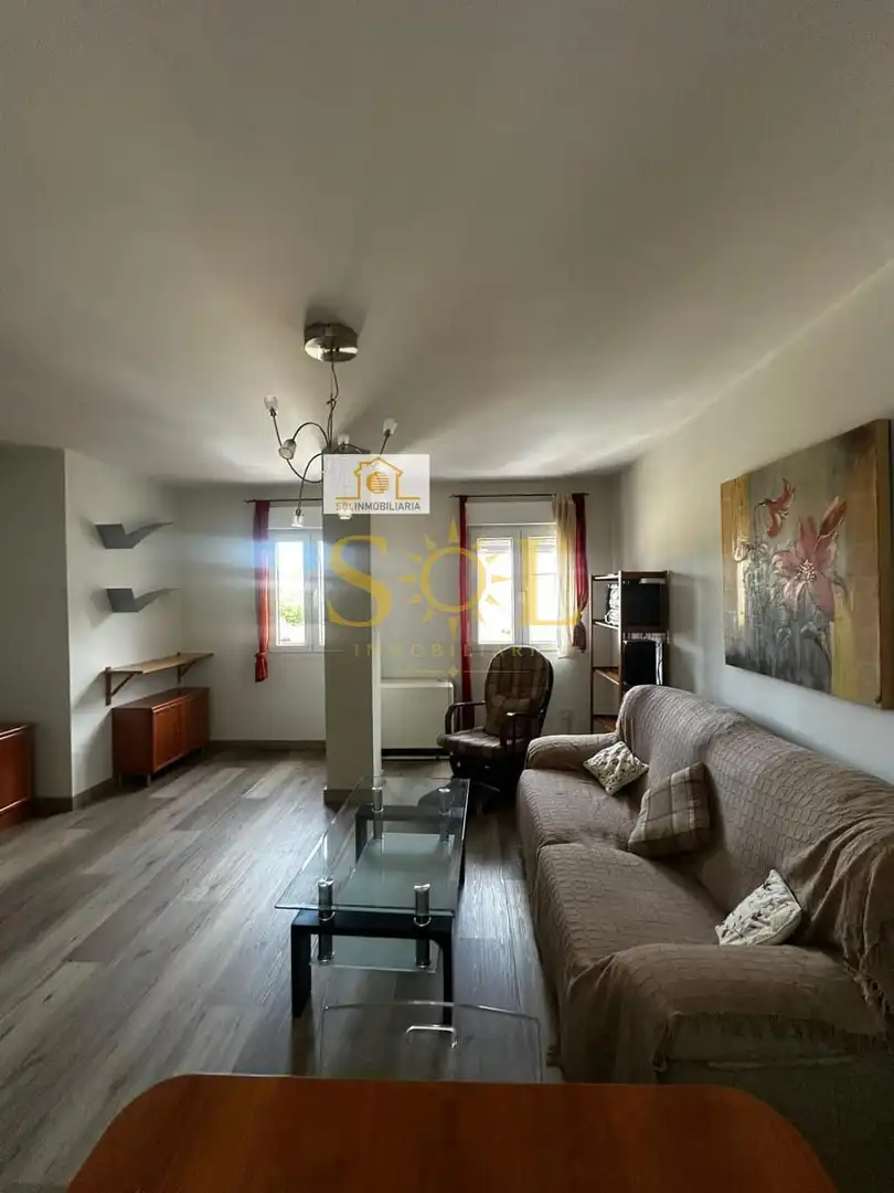 Sala d'estar de Apartament en venda en León Capital  amb Calefacció, Parquet i Moblat