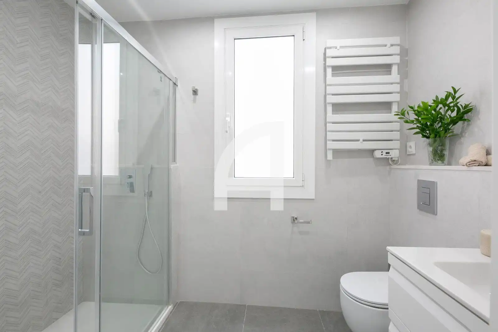 Badezimmer von Wohnung zur Miete in Barcelona mit Klimaanlage, Heizung und Parkett