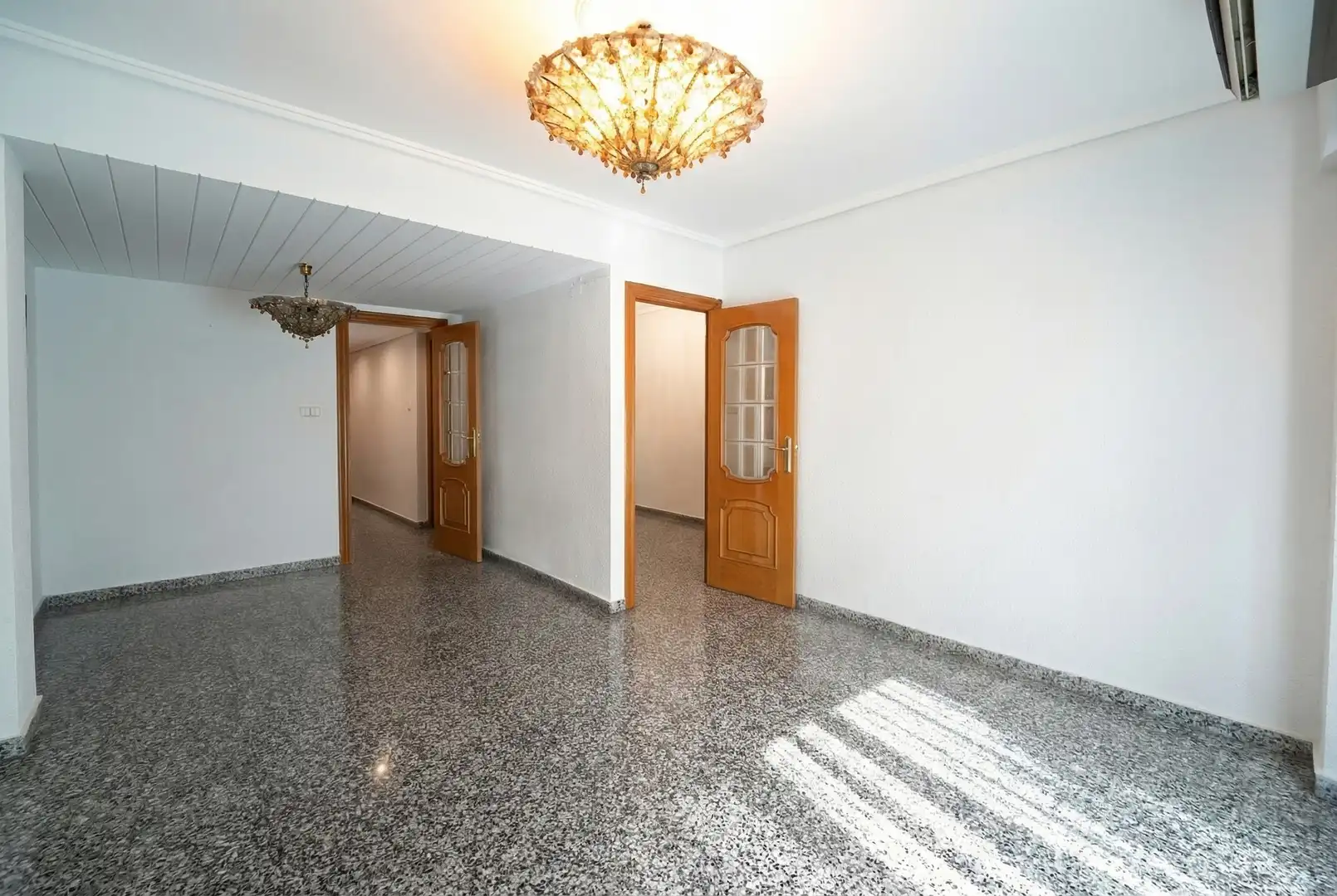 Wohnung zum Verkauf in Valencia mit Klimaanlage, Privatgarten und Abstellraum