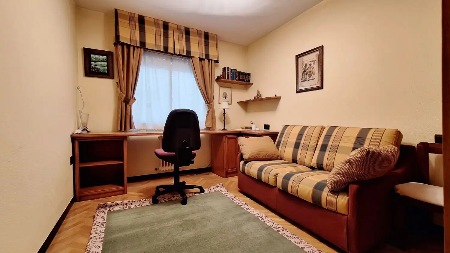 Sala de estar de Piso de alquiler en Oviedo  con Calefacción, Parquet y Amueblado