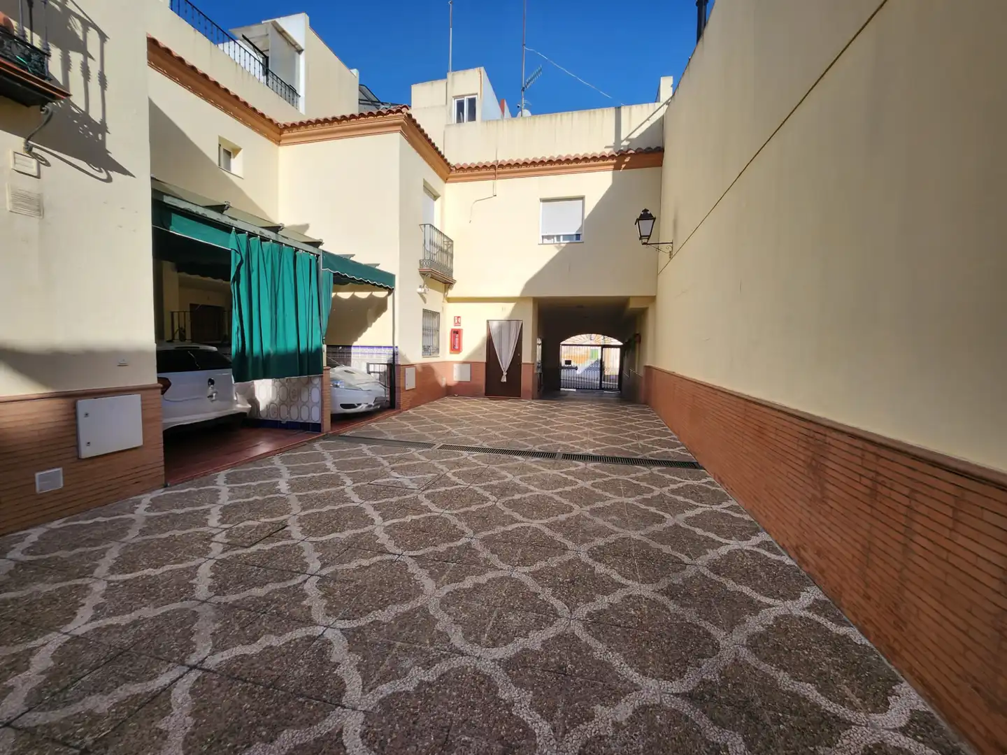 Außenansicht von Einfamilien-Reihenhaus zum Verkauf in Alcalá de Guadaira mit Klimaanlage, Terrasse und Abstellraum