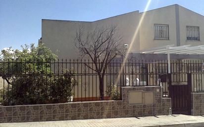 Vista exterior de Casa o xalet en venda en Fuentidueña de Tajo amb Aire condicionat, Jardí privat i Terrassa