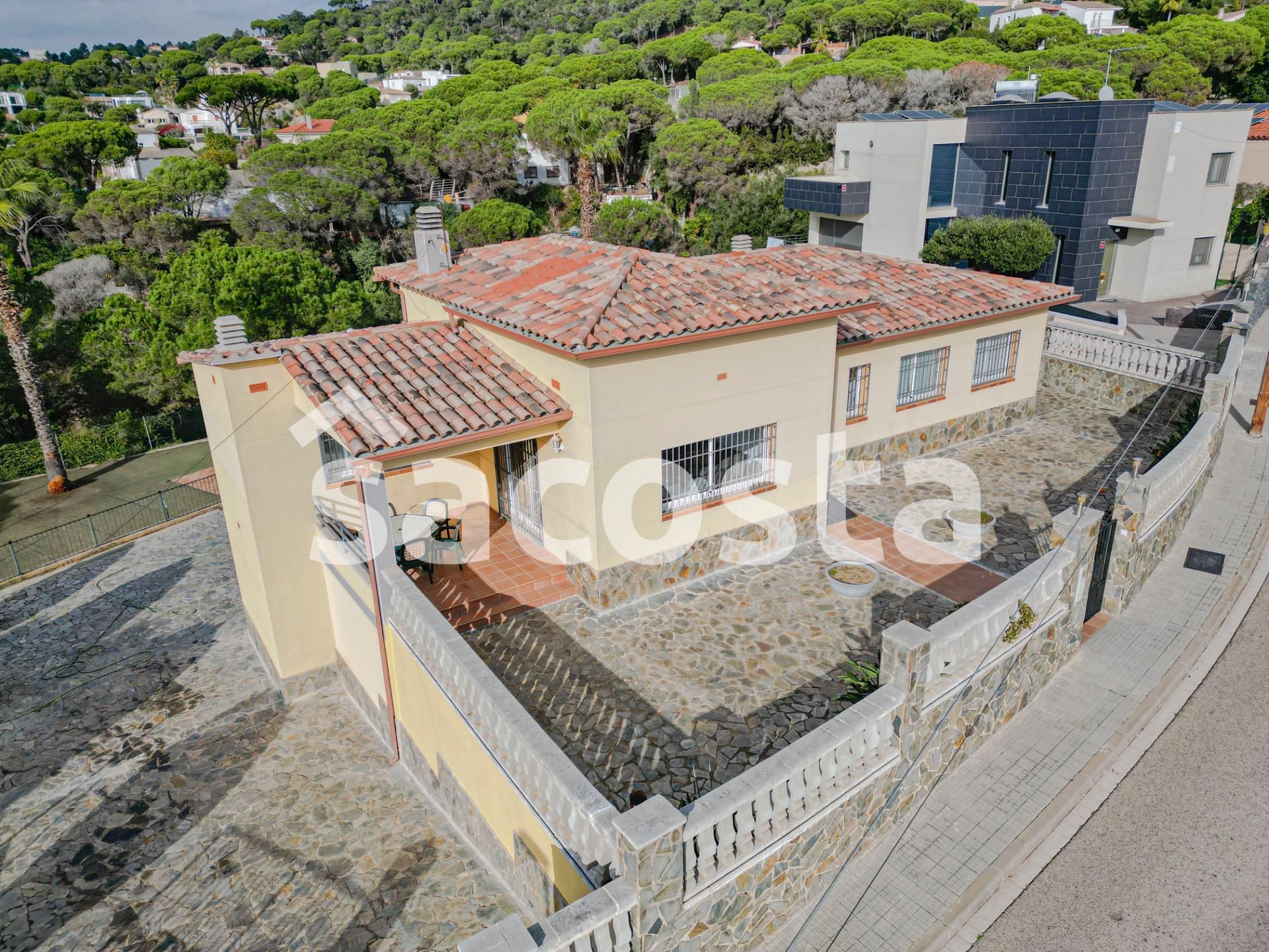 Vista exterior de Casa o xalet en venda en Lloret de Mar amb Aire condicionat, Jardí privat i Terrassa