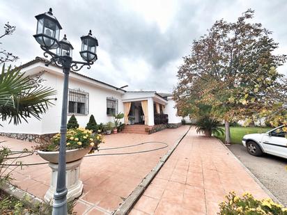 Exterior view of House or chalet for sale in Puertollano  with Air Conditioner, Heating and Private garden