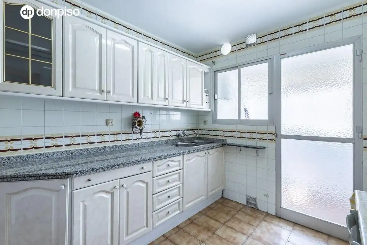 Kitchen of Flat for sale in Granada  with Air Conditioner and Heating
