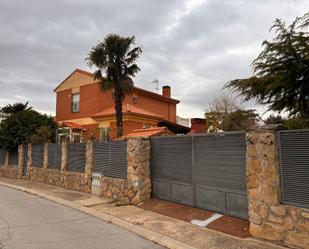 Vista exterior de Casa o xalet en venda en Chiloeches amb Aire condicionat, Calefacció i Jardí privat