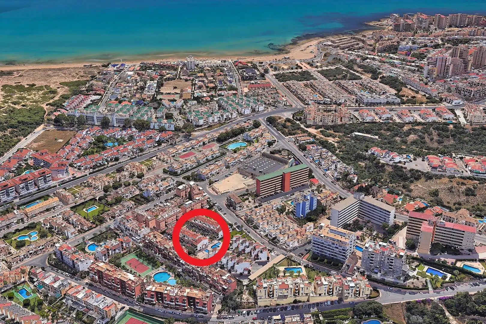 Außenansicht von Einfamilien-Reihenhaus zum Verkauf in Torrevieja mit Klimaanlage, Heizung und Terrasse