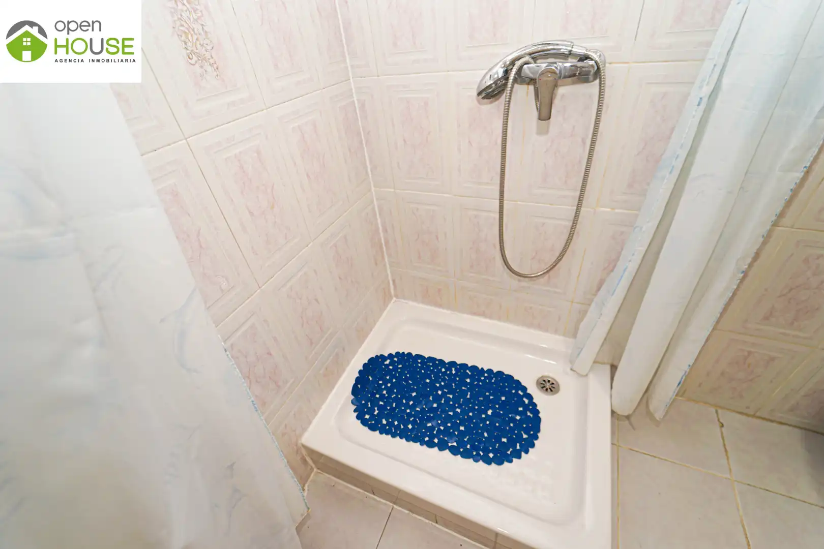 Bathroom of Flat for rent in Granada  with Furnished, Washing machine and Microwave