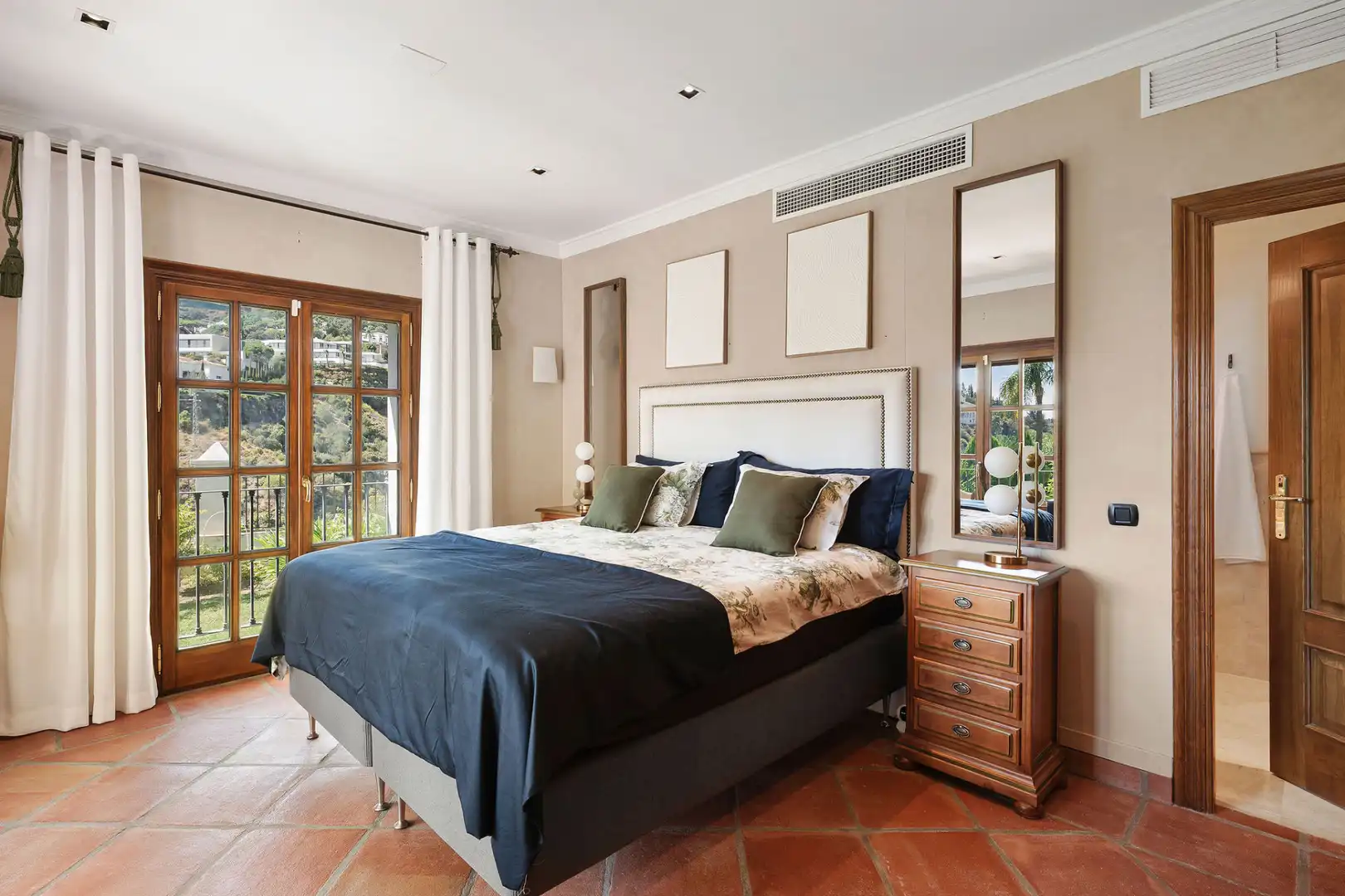 Bedroom of Houses for sale in Benahavís  with Air Conditioner, Private garden and Swimming Pool