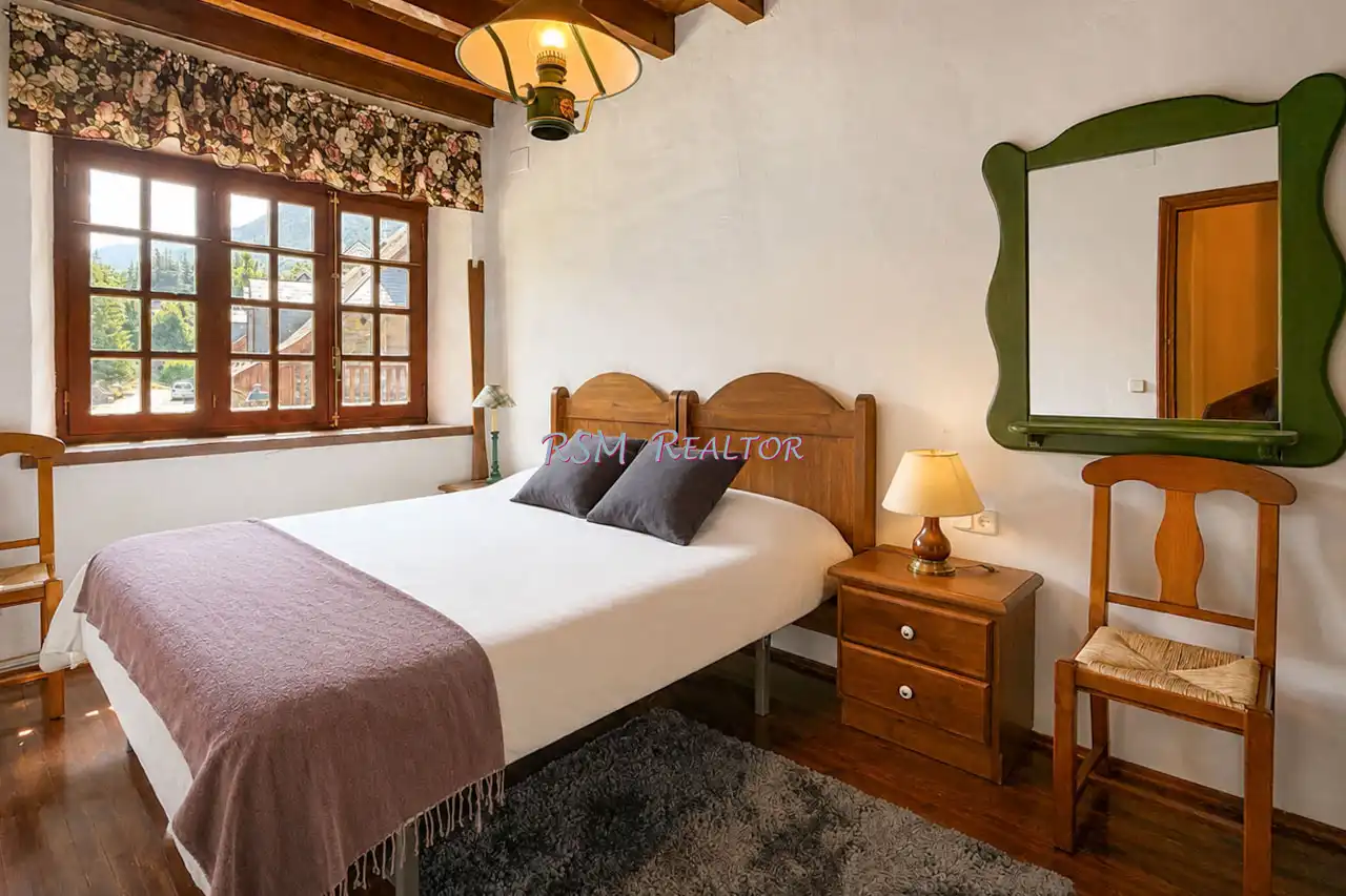 Dormitori de Casa o xalet en venda en Vielha e Mijaran amb Calefacció, Jardí privat i Parquet