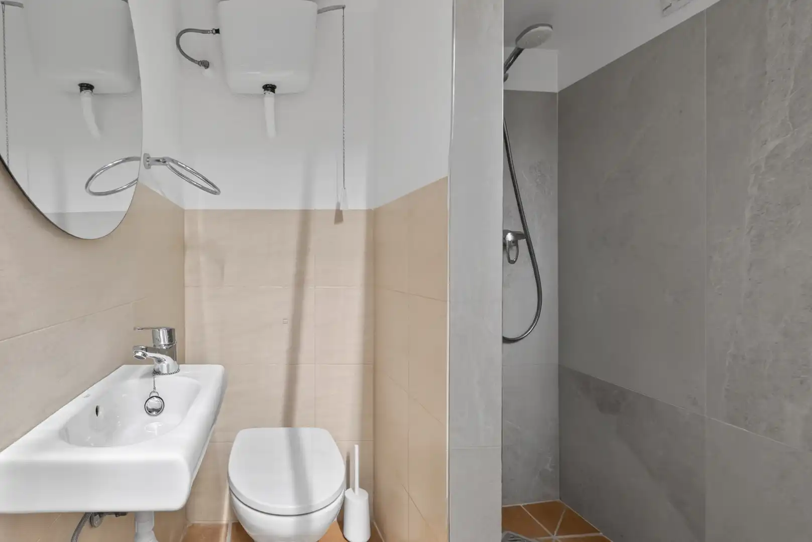 Badezimmer von Einfamilien-Reihenhaus zum Verkauf in Cassà de la Selva mit Klimaanlage, Heizung und Privatgarten