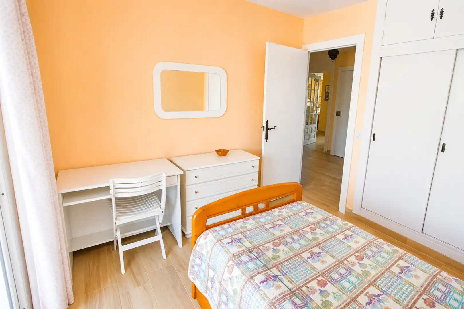 Schlafzimmer von Dachboden zum Verkauf in Manilva mit Klimaanlage, Terrasse und Schwimmbad