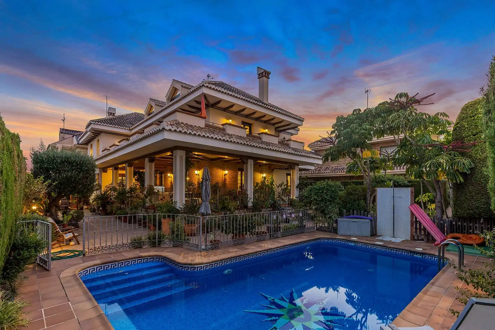 Chalet con terraza en venta en Calle MAR NEGRO