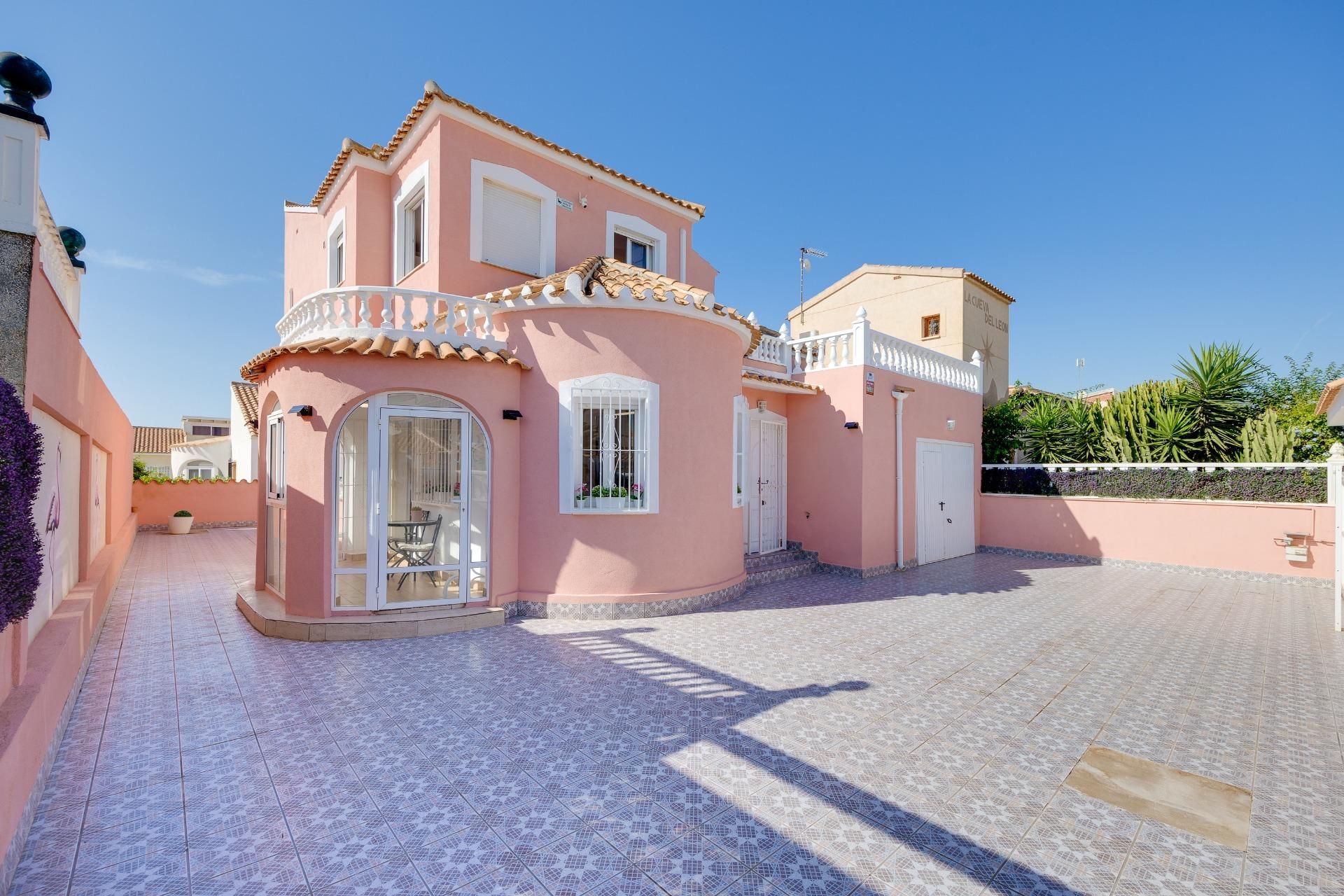 Vista exterior de Casa o chalet en venta en Orihuela con Aire acondicionado, Terraza y Jacuzzi
