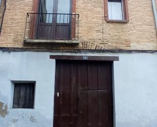 Vista exterior de Casa adosada en venda en Tudela amb Terrassa i Balcó
