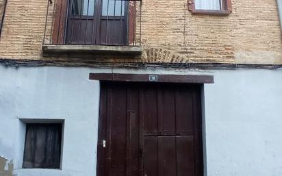 Vista exterior de Casa adosada en venda en Tudela amb Terrassa i Balcó