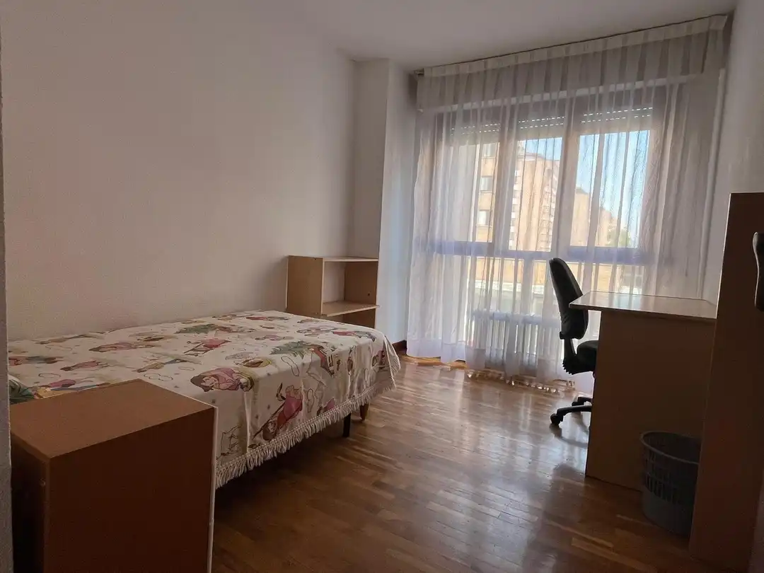 Habitación de Piso de alquiler en  Pamplona / Iruña con Calefacción, Terraza y Balcón