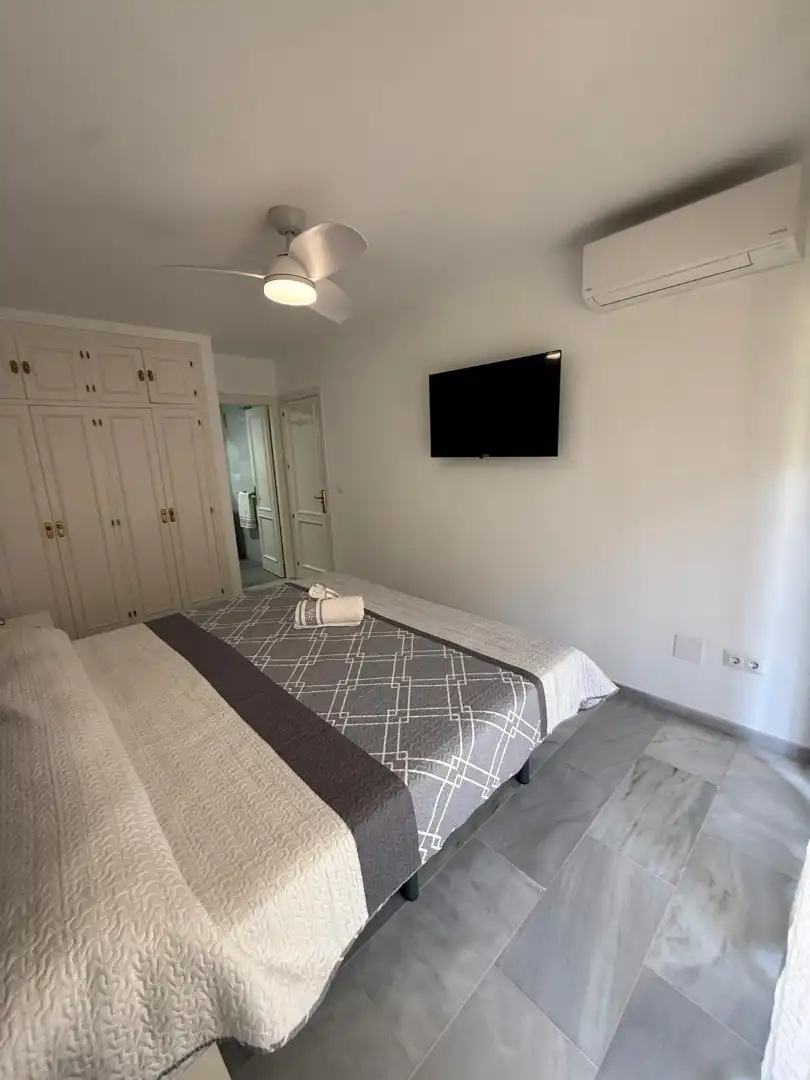 Dormitori de Apartament de lloguer en Fuengirola amb Aire condicionat, Calefacció i Jardí privat