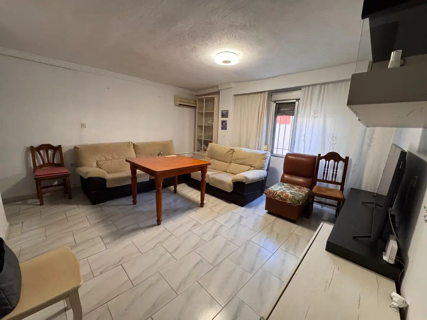 Sala de estar de Piso en venta en San Juan de Aznalfarache con Aire acondicionado