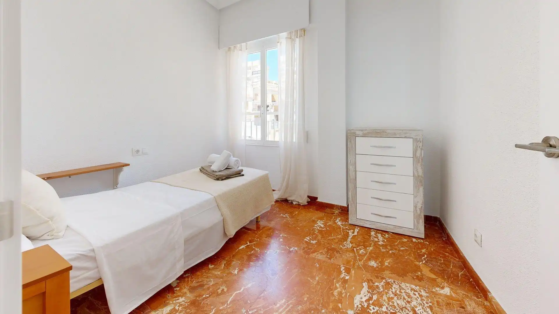 Dormitori de Apartament de lloguer en Elche / Elx amb Aire condicionat, Jardí privat i Terrassa
