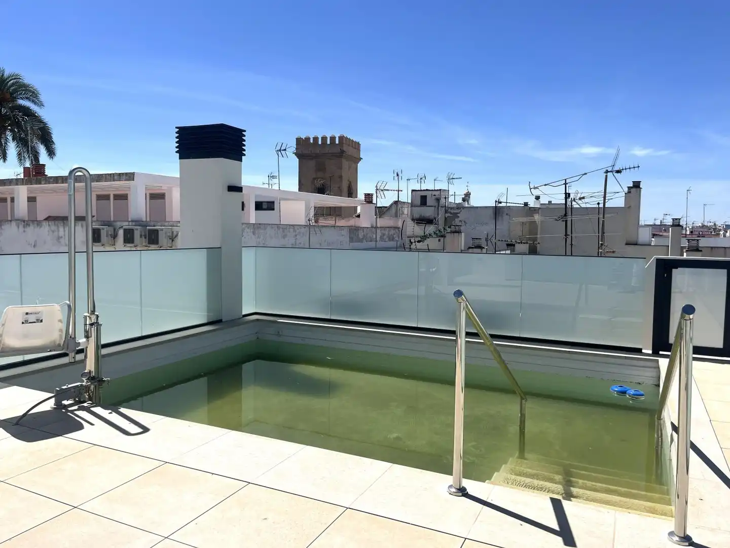 Swimming pool of Flat for rent in Sevilla  with Air Conditioner, Heating and Storage room