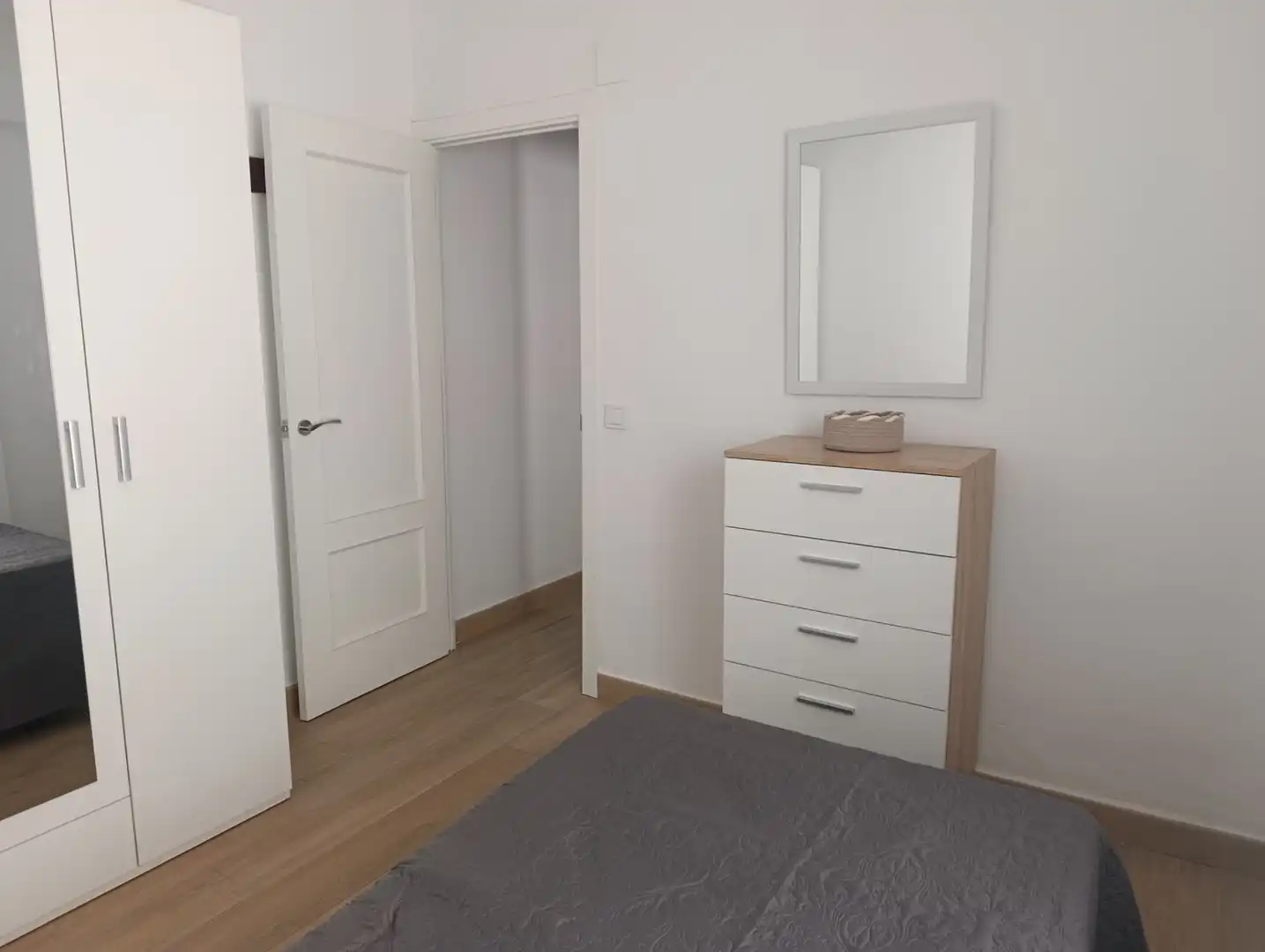 Habitación de Piso de alquiler en Dos Hermanas con Aire acondicionado, Trastero y Amueblado