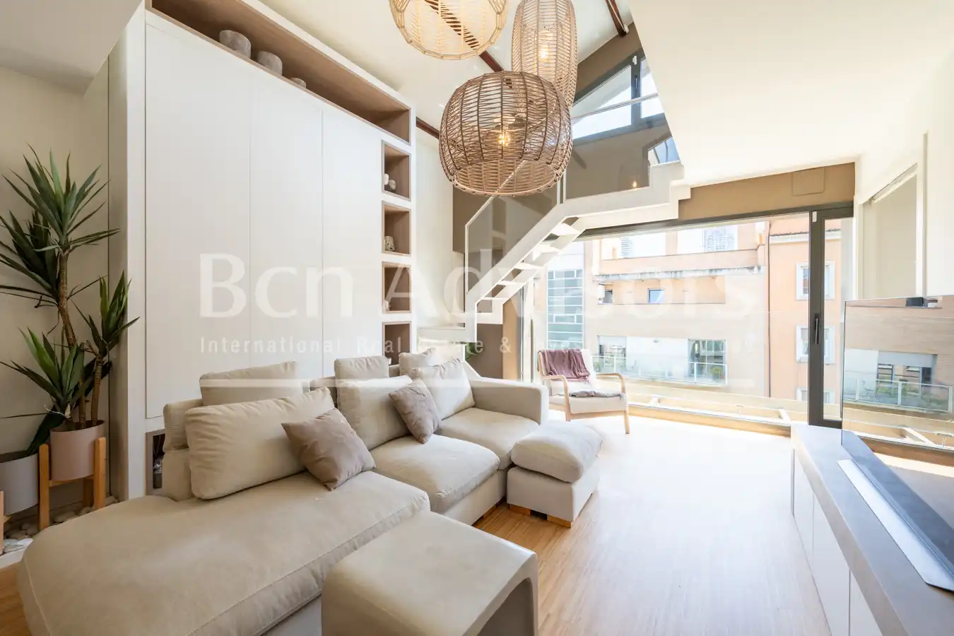 Wohnzimmer von Dachboden zum Verkauf in Barcelona mit Klimaanlage, Heizung und Parkett