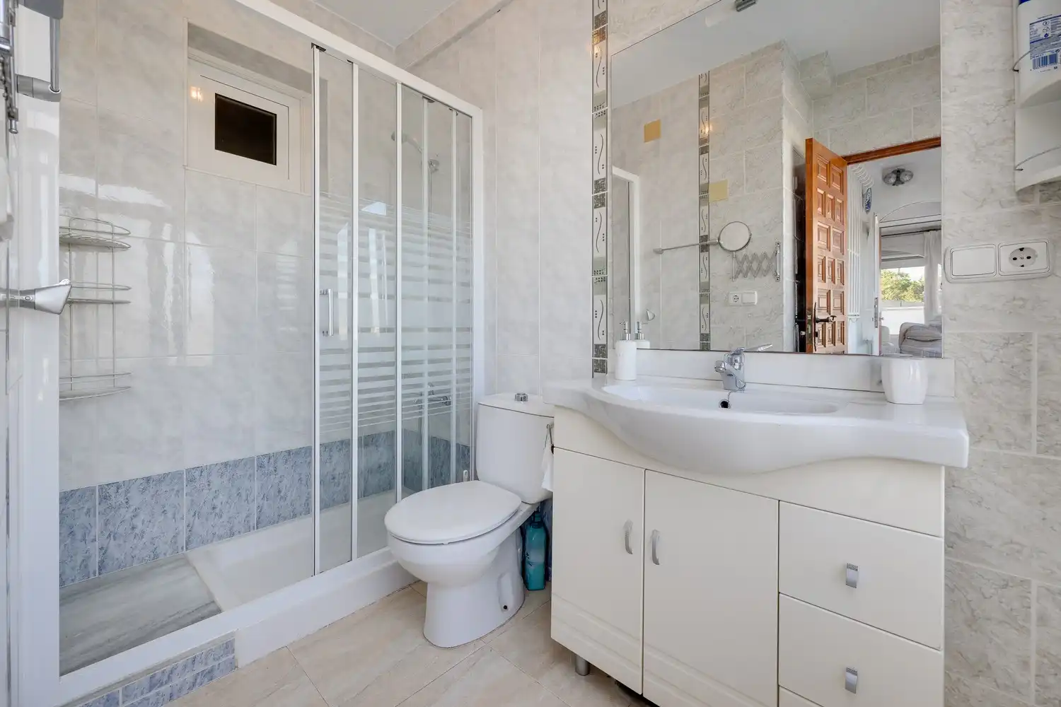 Baño de Casa adosada en venta en Torrevieja con Aire acondicionado, Calefacción y Jardín privado