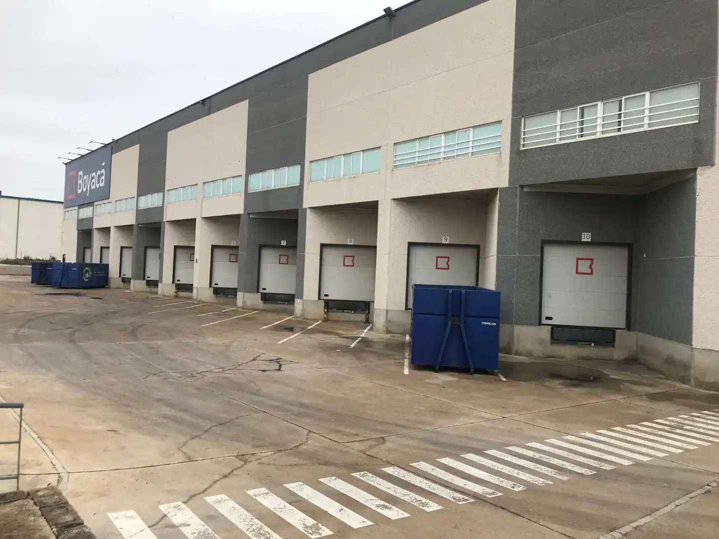 Vista exterior de Nau industrial de lloguer en Alovera amb Calefacció i Alarma