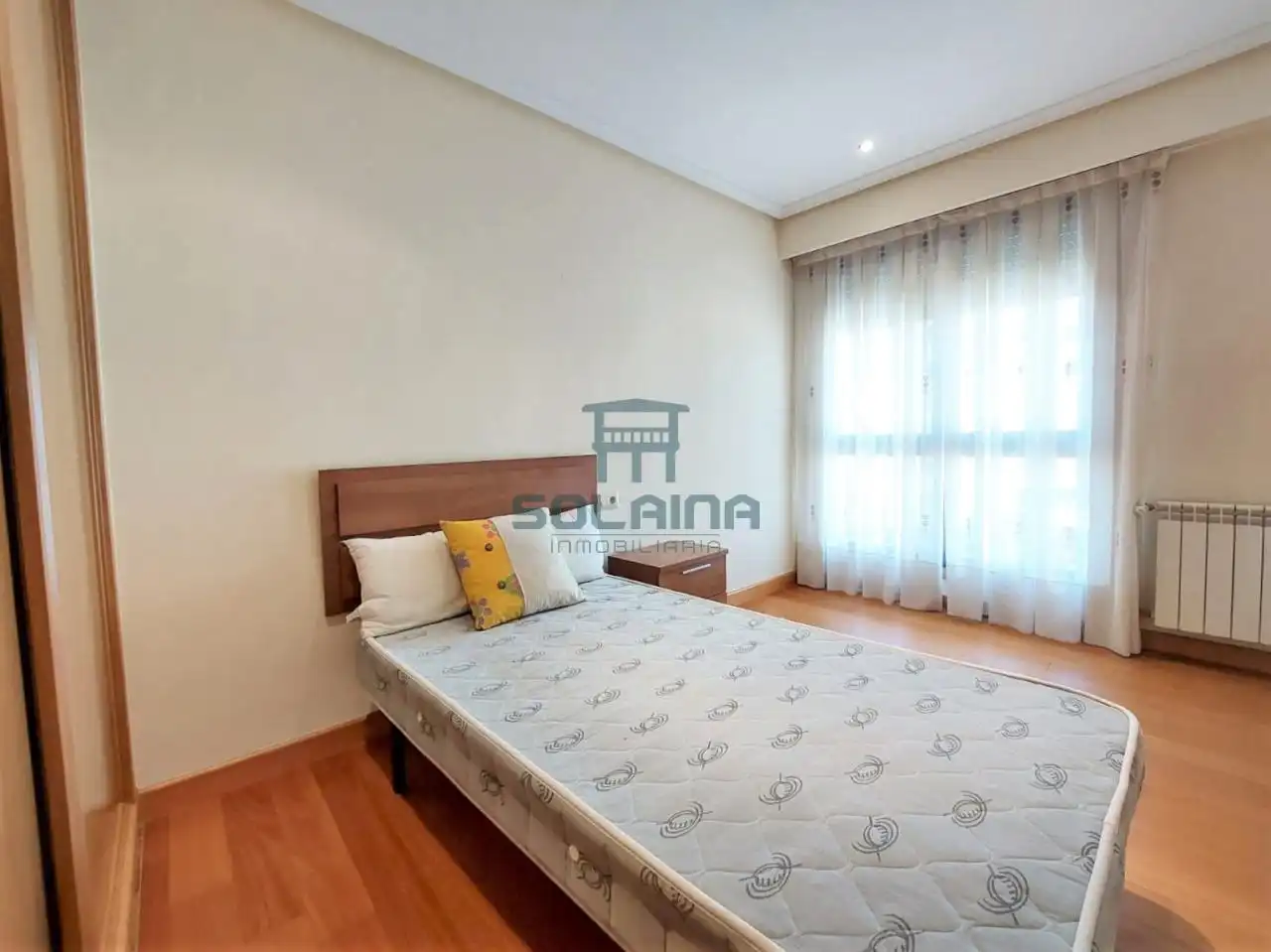Dormitori de Apartament de lloguer en Ourense Capital  amb Calefacció, Traster i Moblat