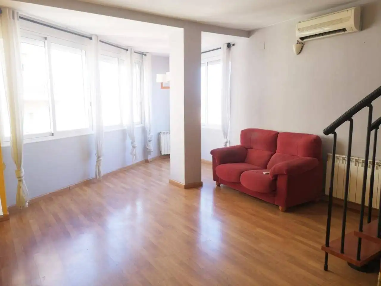 Sala de estar de Dúplex en venta en Sabadell con Calefacción, Parquet y Terraza