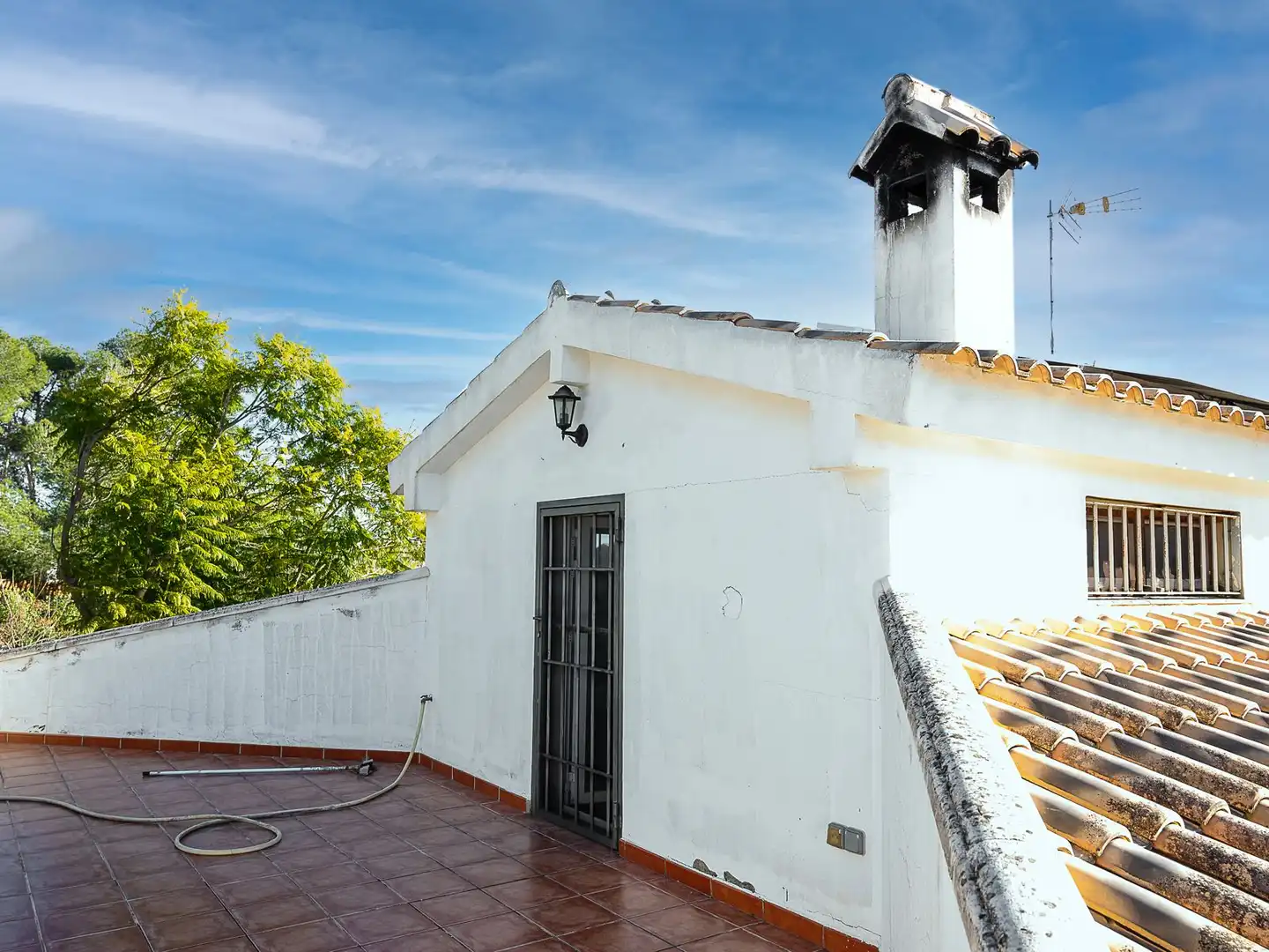 Vista exterior de Casa o xalet de lloguer en Manises amb Calefacció, Jardí privat i Moblat