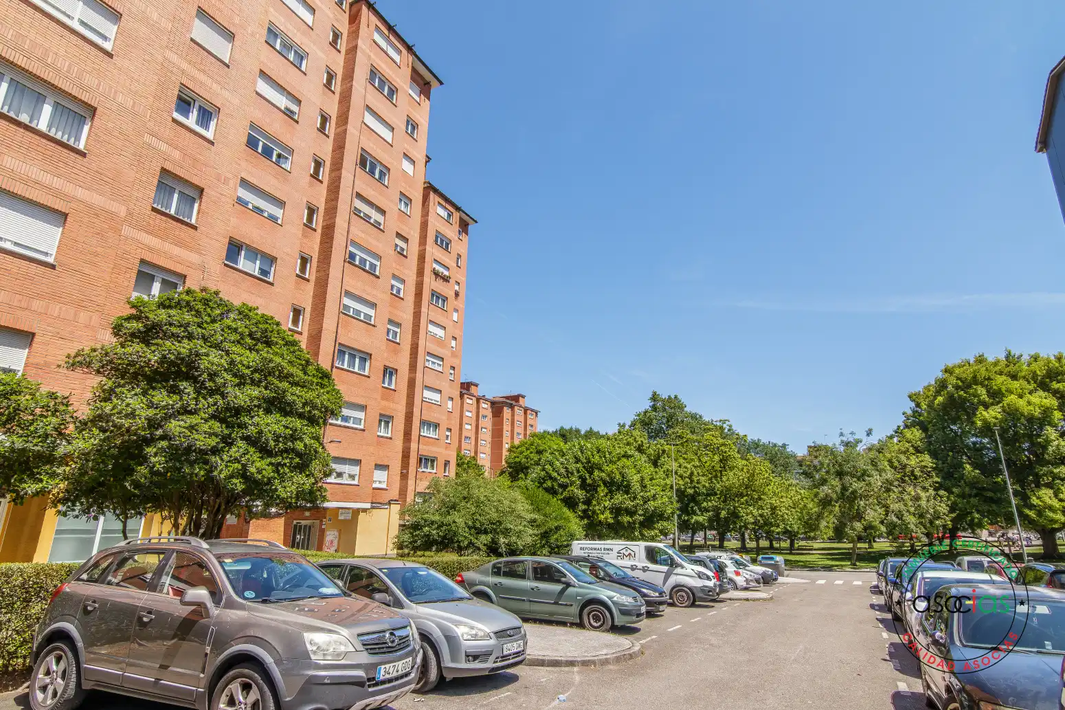 Parking de Piso en venta en Gijón  con Calefacción y Jardín privado